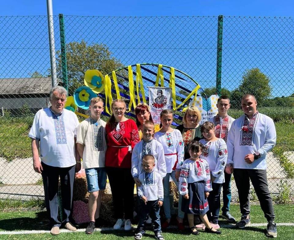 Чоловік залишився оберігати дім, та в будинок прилетіли 20 снарядів: історія сім'ї, яка з 10 дітьми рятувалась з Рубіжного