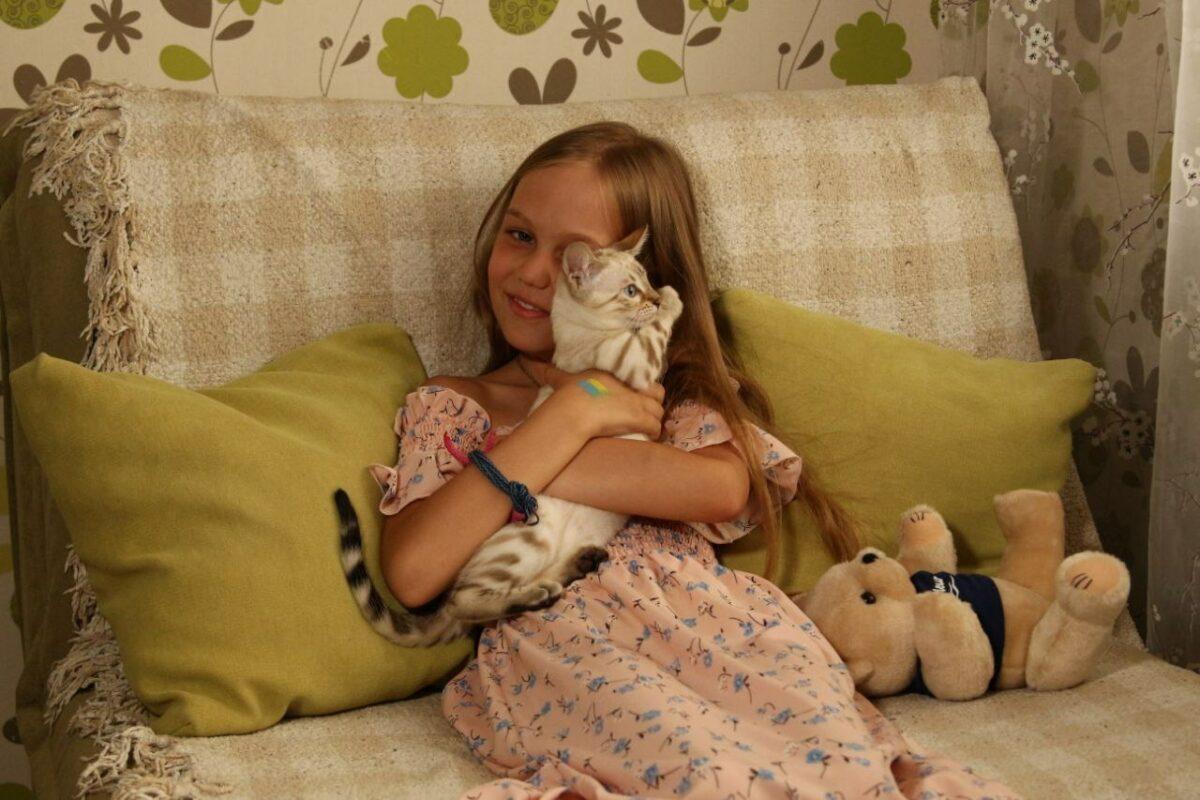 «В автівці було 9 людей. Хтось сидів, хтось — лежав» — 9-річна Аліса про евакуацію з Маріуполя