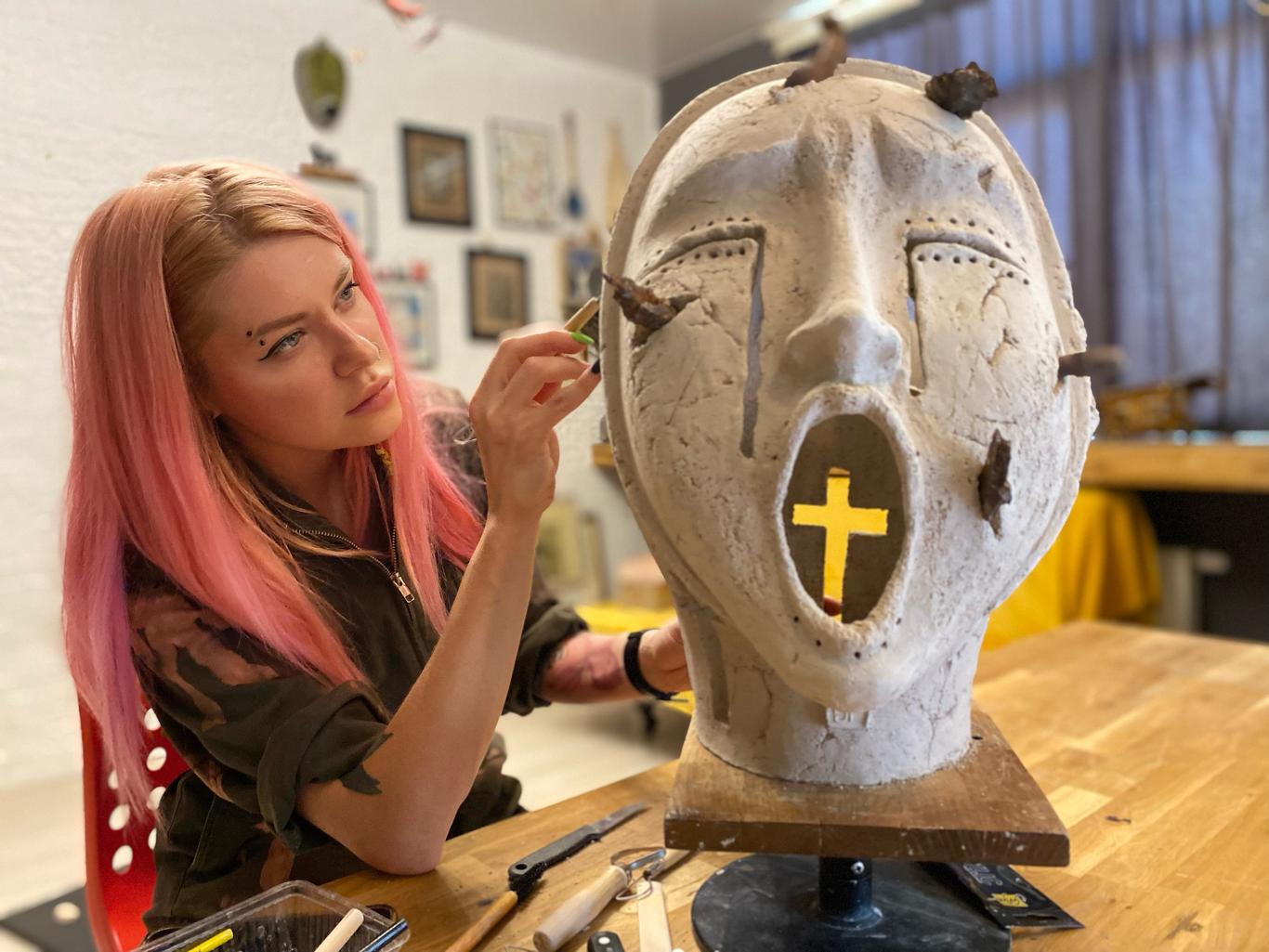 «Скульптура из обломков прилетевшей в мой дом мины» — как художница Валерия Гончарова рассказывает миру о войне в Украине