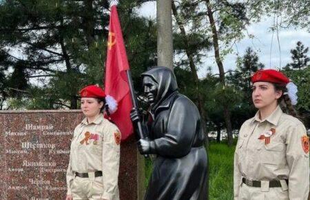 На окупованих територіях ворог намагається «залучати» українську молодь до проросійських організацій — розвідка