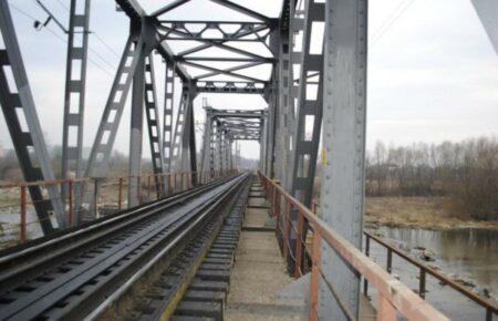 Між окупованими Мелітополем та Токмаком підірвали міст, яким окупанти перевозили зброю