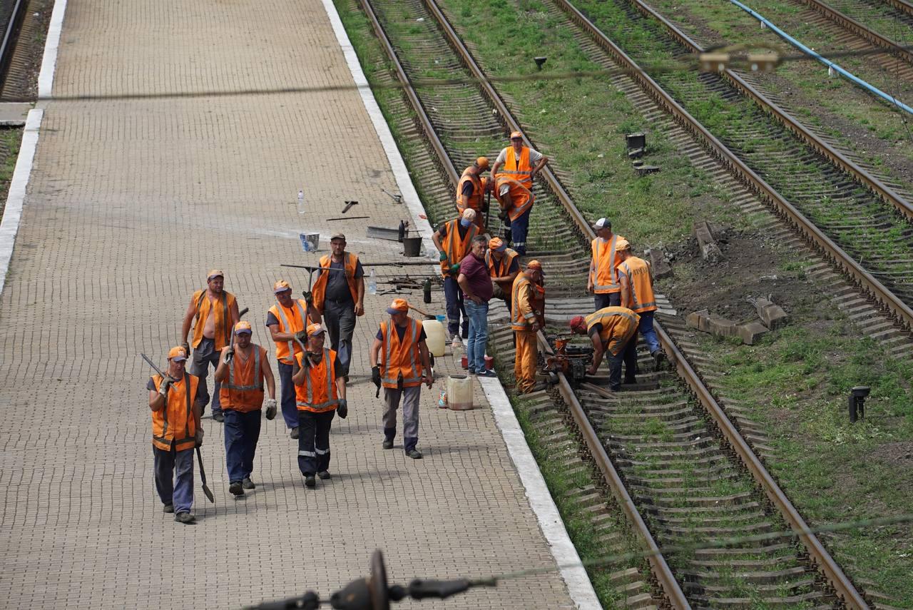 Последствия обстрела железнодорожной станции в Покровске (фоторепортаж)