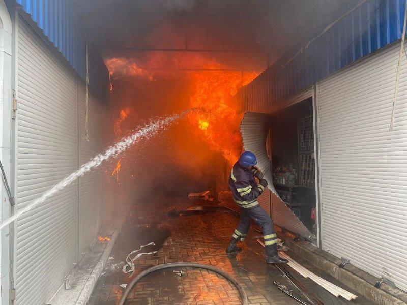 Оккупанты обстреляли центральный рынок Славянска: есть погибшие