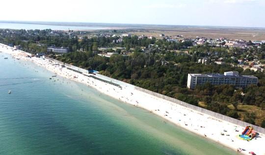 На Херсонщині російські окупанти обкрадають бази відпочинку на морському узбережжі