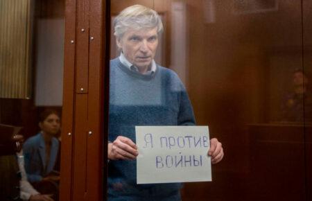 Написав палкою на снігу «Ні — війні» й отримав штраф: правозахисник про «свободу слова» у РФ та на окупованих територіях