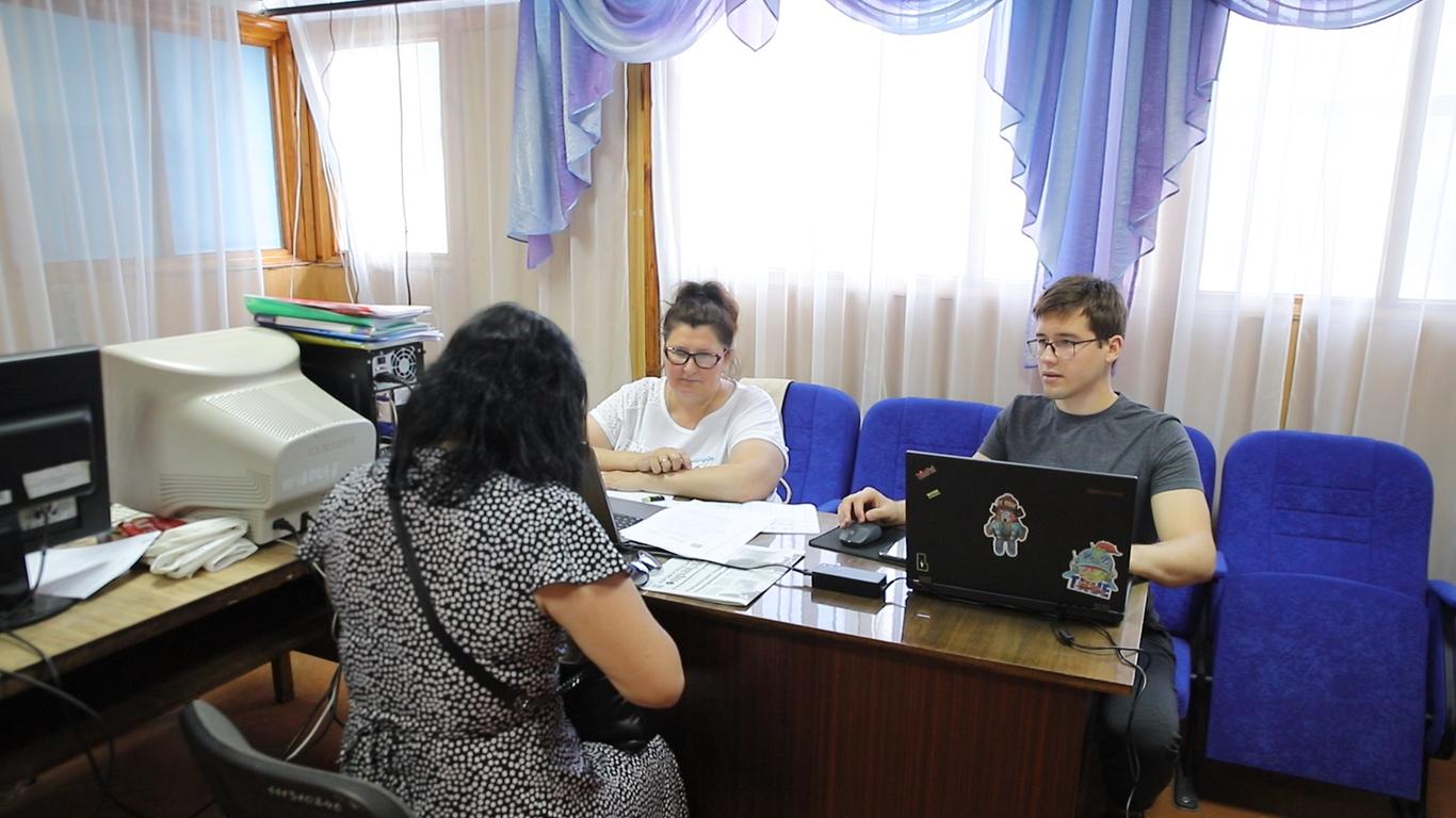 Чекаємо на якнайшвидше повернення і деокупацію: як переселенці з Луганщини допомають землякам у гуманітарному хабі