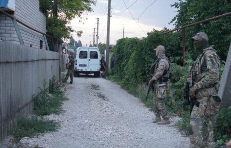 В окупованому Криму з  4 години ранку тривають обшуки в будинках кримських татар