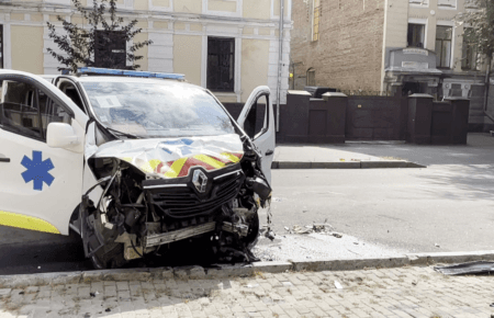 «Один загиблий метр не дійшов до аптеки»: фоторепортаж з центру Харкова, який обстріляла РФ