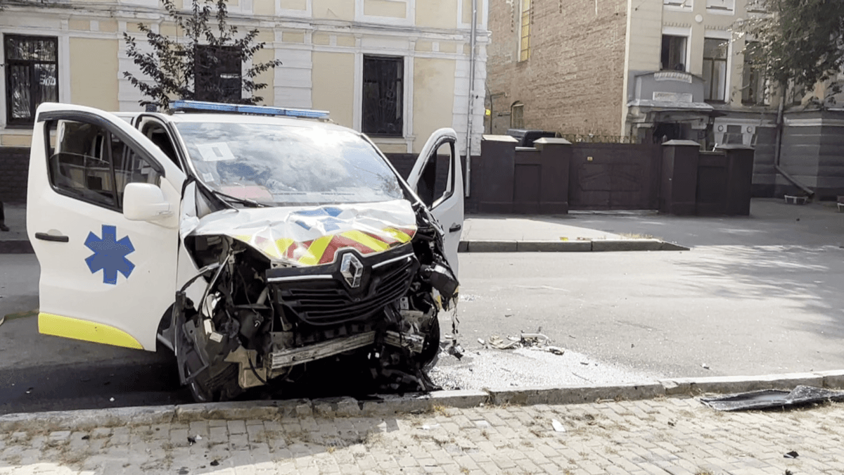 «Один загиблий метр не дійшов до аптеки»: фоторепортаж з центру Харкова, який обстріляла РФ