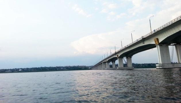 Росіяни облаштовують під Херсоном переправу із барж на заміну Антонівському мосту — британська розвідка