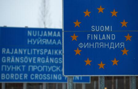 Фінляндія вирішила видавати росіянам менше віз