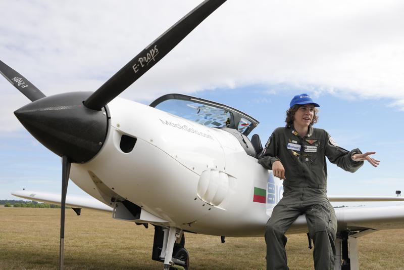 17-річний пілот став наймолодшою людиною, яка самостійно облетіла світ на надлегкому літаку