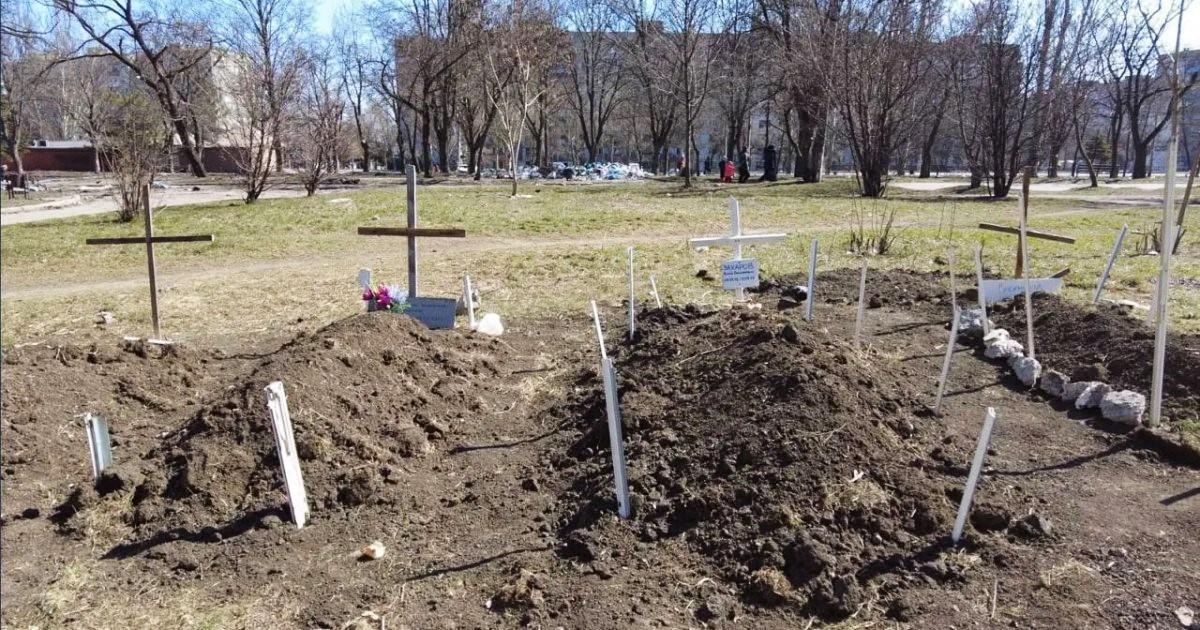 В окупованому Маріуполі росіяни поновили ексгумацію — радник мера