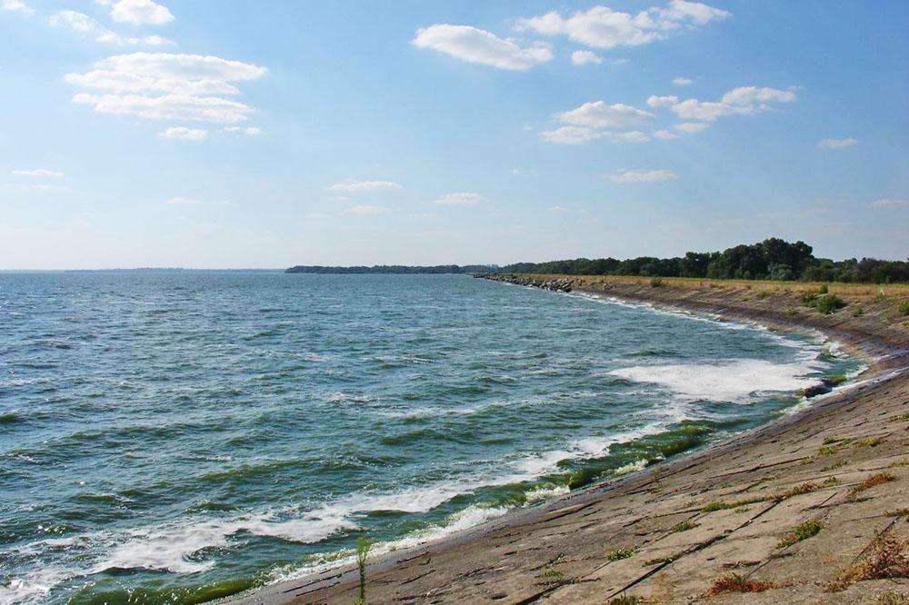 Російські окупанти здійснили провокацію біля Каховського водосховища — людей просять не виходити на вулицю