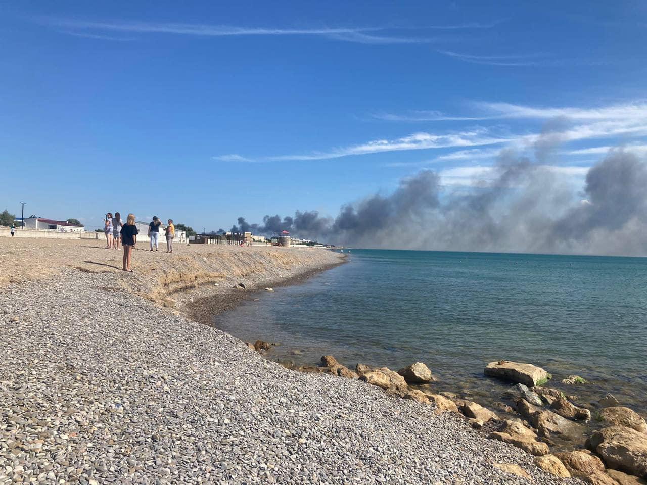 В оккупированном Крыму на аэродроме произошли взрывы: началась паника (видео)