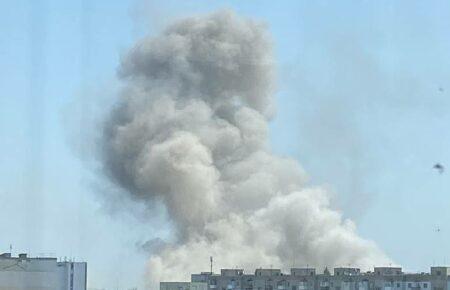 У Новій Каховці вибухи: ймовірно, знищено російський склад боєприпасів (відео)