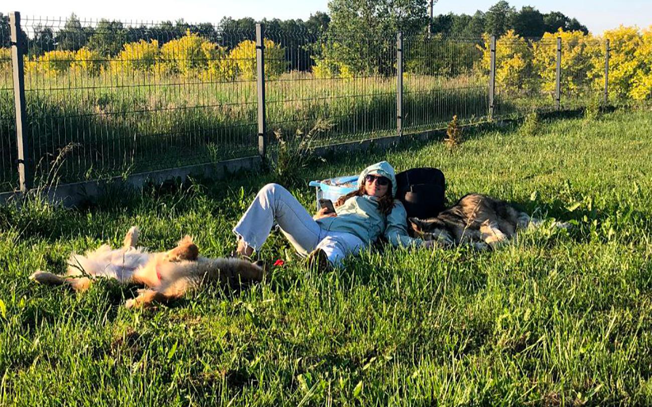 Осталась посреди поля с 20 собаками: как Ольга из Киева спасала животных из деоккупированных сел