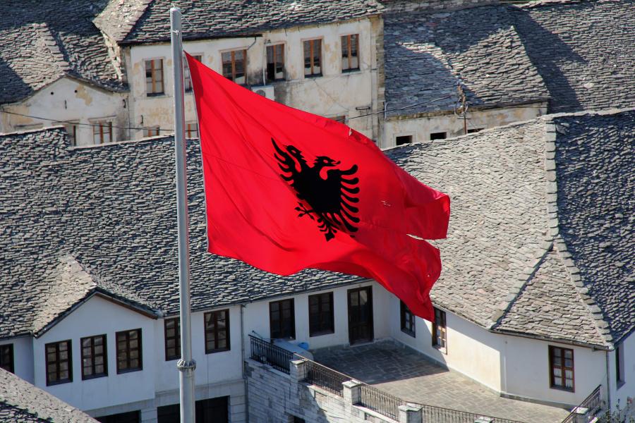 В Албанії затримали двох росіян та одну українку, які намагалися потрапити на військовий завод