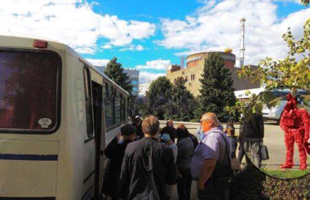 Возле ЗАЭС «ряженые» выдавали себя за сотрудников станции — они раздавали интервью росСМИ и голосовали на псевдореферендуме