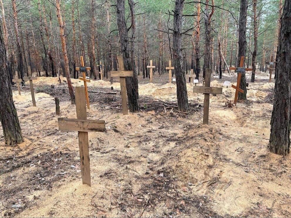 У Ізюмі слідчі розпочали ексгумацію тіл з місця масового поховання