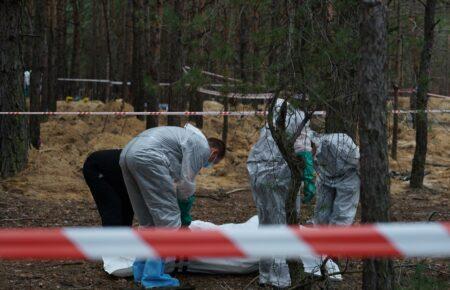 Масове поховання в Ізюмі: ексгумували тіла ще 20 людей 
