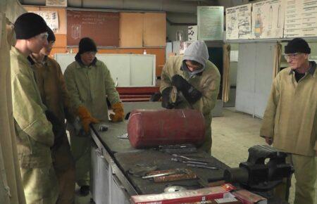 Высушить одежду и разогреть еду: в Кропивницком студенты делают «бандеропечи» для военных