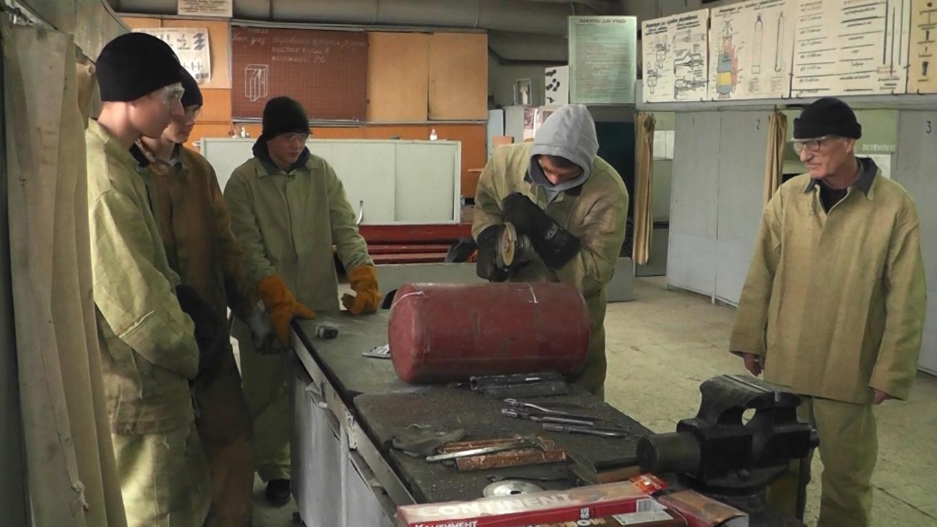 Высушить одежду и разогреть еду: в Кропивницком студенты делают «бандеропечи» для военных