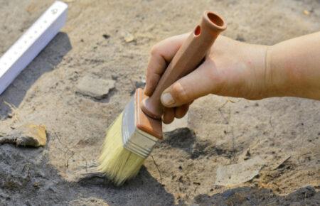 Археологи нашли золотую «похоронную маску» возрастом около 3 тысяч лет