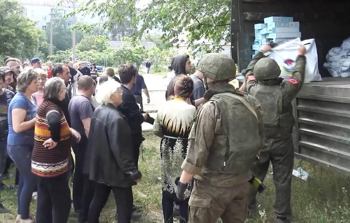 Гуманитарка от оккупантов или российский паспорт — правозащитник объясняет, где может быть коллаборационизм