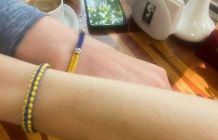 У Twitter запустили флешмоб із синьо-жовтими браслетами на підтримку України