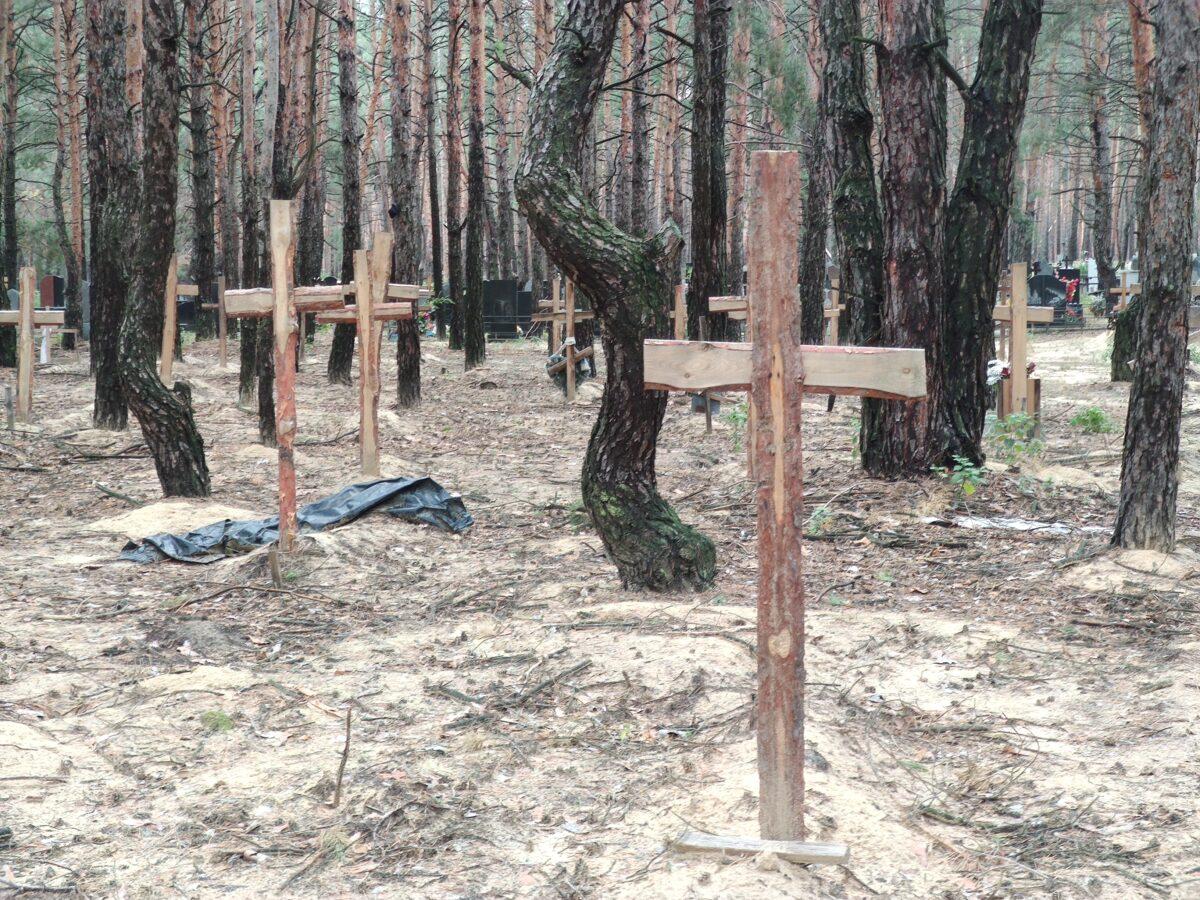 Окупанти замінували майже всі місця масових поховань українців