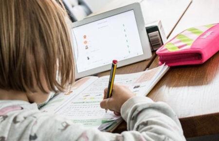 На окупованих територіях у дітей, які приєднались до першого уроку в Україні, почали вилучати мобільні телефони — Потапова