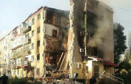 Російські окупанти обстріляли багатоповерхівку у Бахмуті: обвалилися три під'їзди (фото, відео)