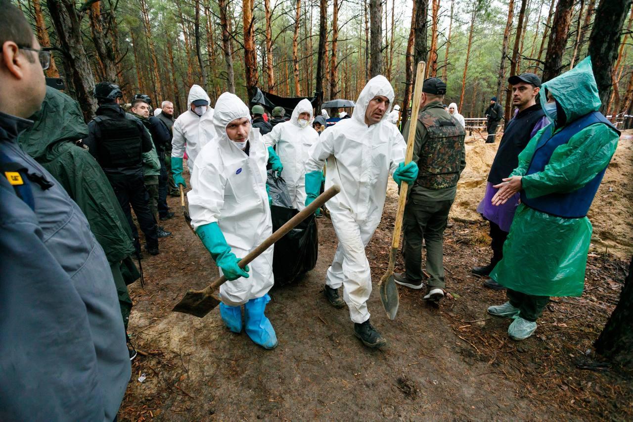 В Ізюмі завершили ексгумацію з місяця масового поховання — підняли 436 тіл