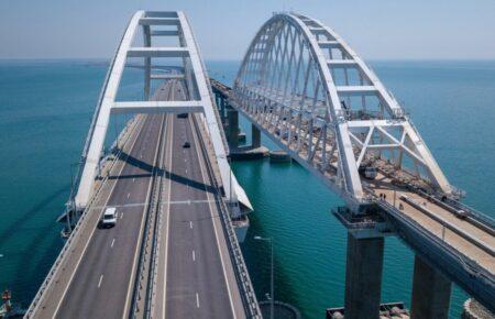 Опублікували супутникові знімки Керченського мосту — до та після пошкоджень