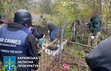 У деокупованому селищі на Харківщині виявили тіла двох чоловіків зі слідами катувань
