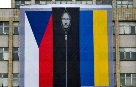 На здании МВД Чехии вывесили изображение Путина в мешке для трупов (фото)