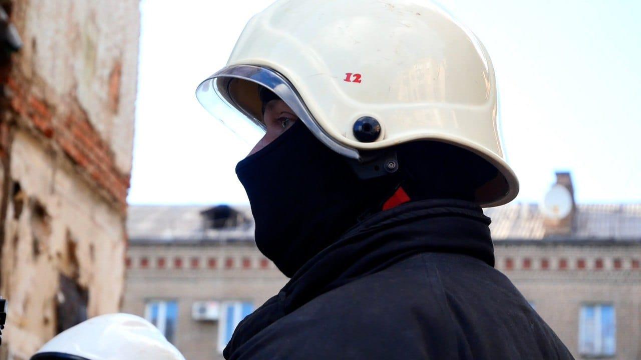 У передмісті Запоріжжя з-під завалів після ракетного удару врятували родину