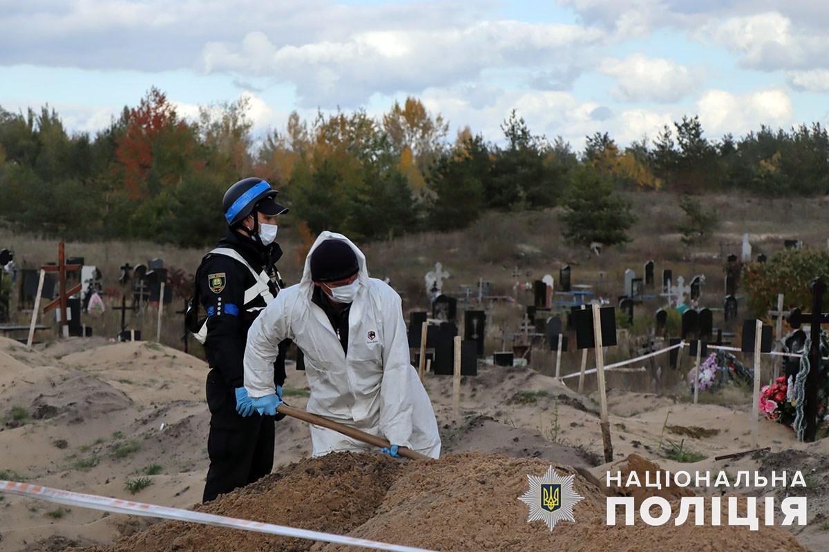 Слідчі завершили ексгумацію на місці масового поховання військових ЗСУ в Лимані