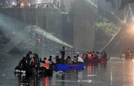 Обрушение моста в Индии: количество жертв возросло до 132