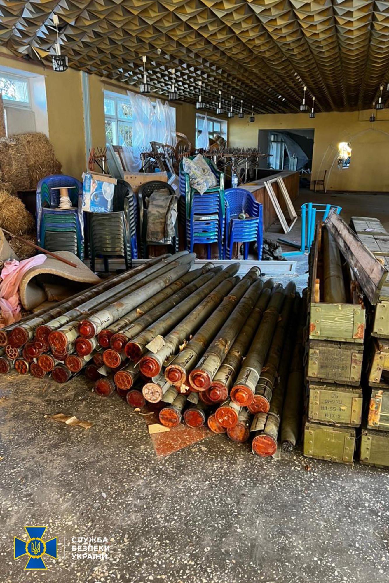 Окупанти, тікаючи з Херсонщини, залишили повний склад із боєприпасами (ФОТО)