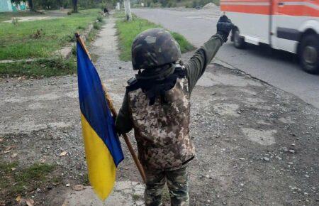 «Підіймаю бойовий дух військовим, махаю прапором і співаю їм»: історія семирічного Артема з прифронтового селища Дніпропетровщини