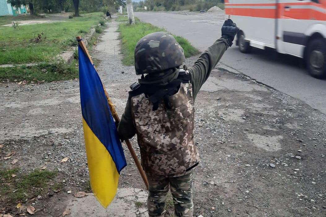 «Підіймаю бойовий дух військовим, махаю прапором і співаю їм»: історія семирічного Артема з прифронтового селища Дніпропетровщини