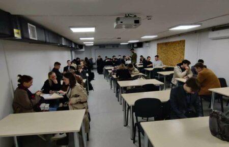 Як Київська школа економіки будує укриття для українських шкіл?