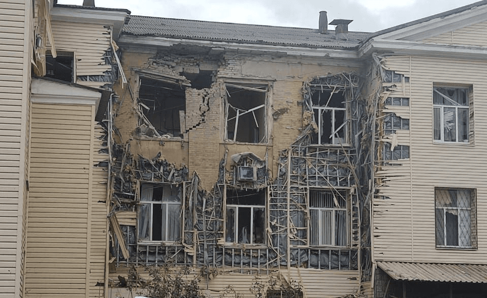 Російські окупанти обстріляли багатопрофільну лікарню у Бахмуті (ФОТО)