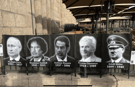 «Продолжительность жизни диктатора 70 лет»: на юбилей Путина в Хельсинки установили плакаты