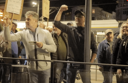 «Нацисты!», «Вы живете за наш счет!»: на митинге в Лейпциге оскорбляли украинцев