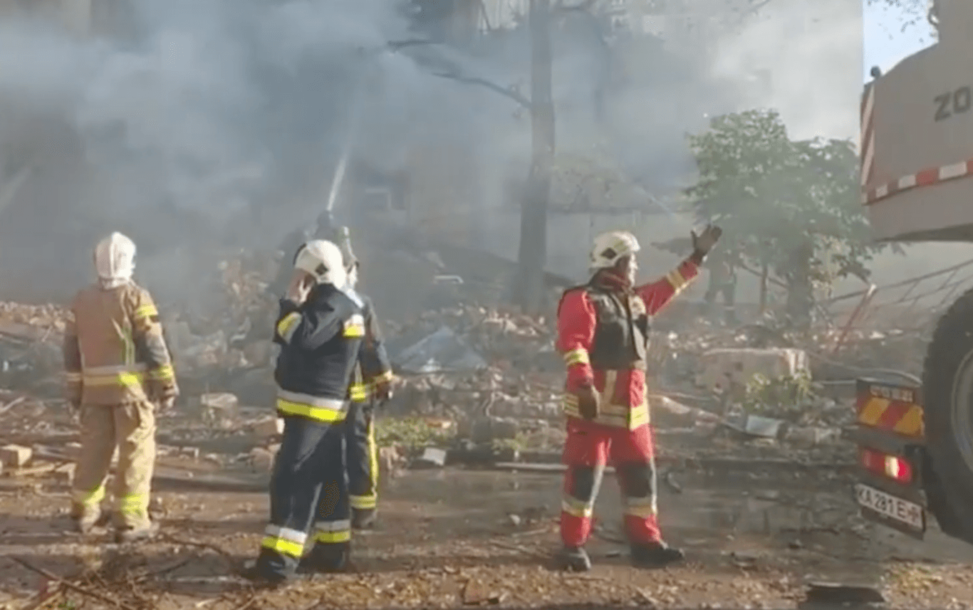 Спасатели опубликовали видео последствий сегодняшних российских атак на города Украины