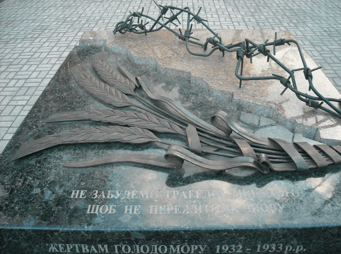 В Мариуполе оккупанты демонтировали памятник жертвам Голодомора — его используют как стройматериал
