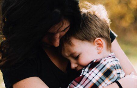 «Чоловік забрав наших дітей і втік до Польщі, а зараз погрожує, що кине їх там»: історія Ольги, постраждалої від домашнього насильства